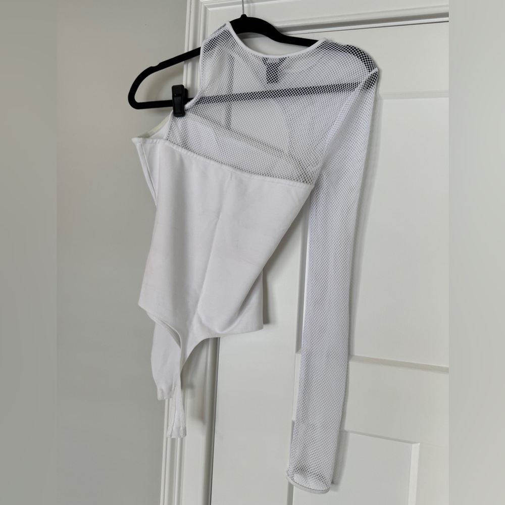 h:ours White Asymmetrical Mesh Sleeve Bodysuit - Picture 8 of 10